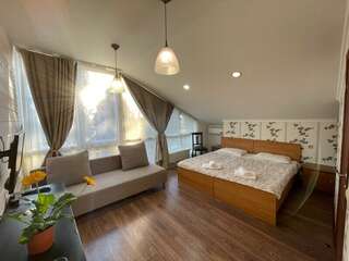 Гостиница Лавра Адлер Делюкс с витражными окнами.-4