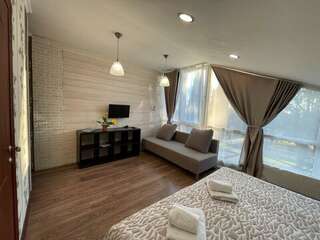 Гостиница Лавра Адлер Делюкс с витражными окнами.-6